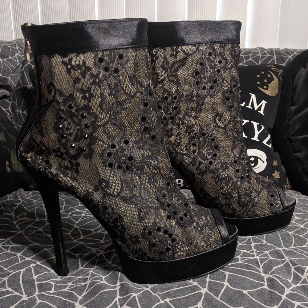 Shoe Dazzle Evy Lace Boot Heels 10